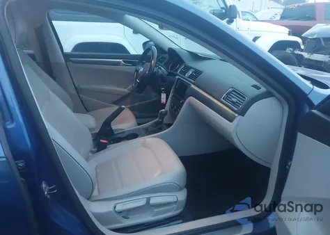 2017 Volkswagen Passat 1.8T R-Line z USA, uszkodzony, nr VIN 1VWDT7A37HC059533